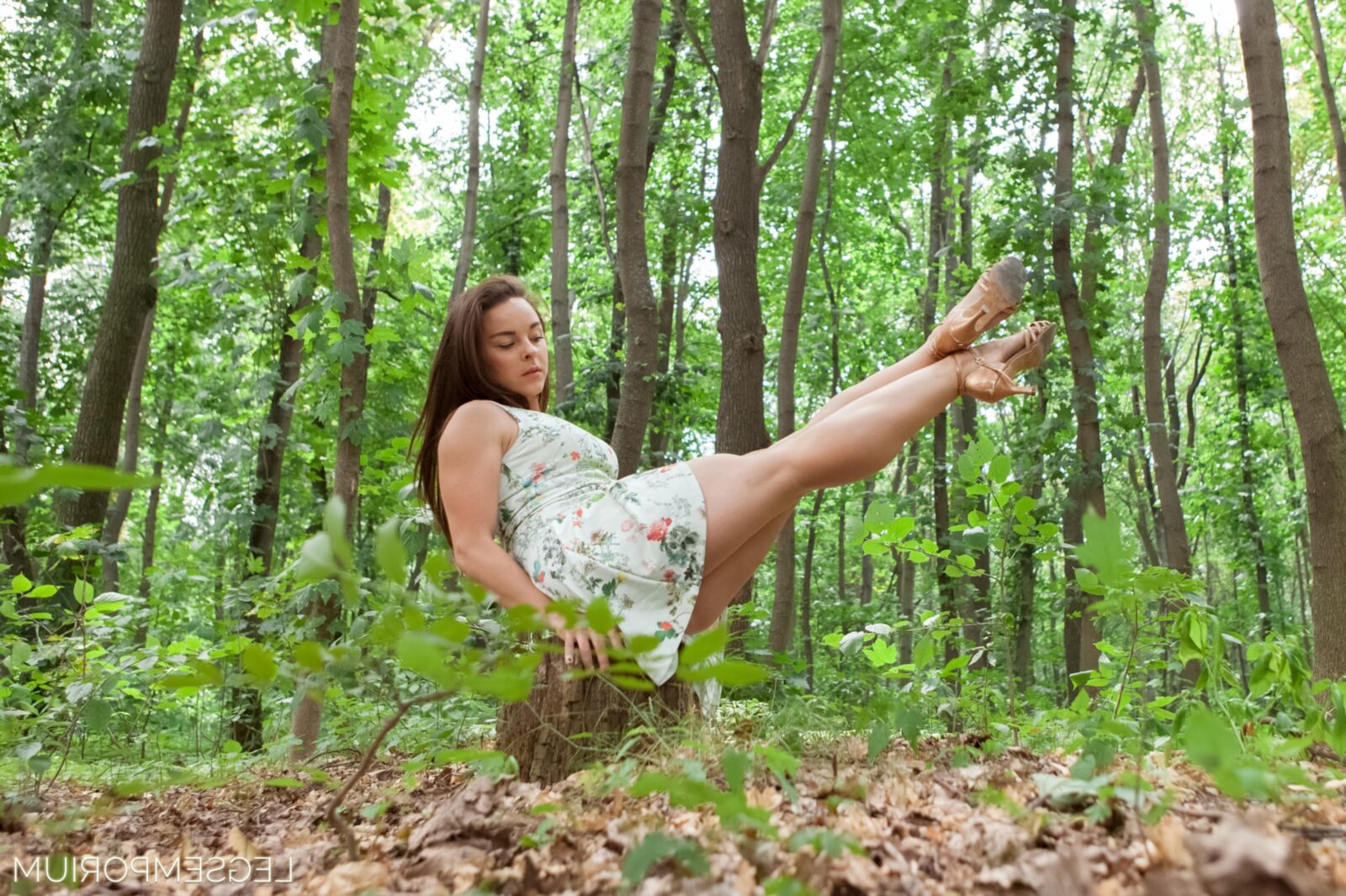 Alina Holodnaya jambes galbées Forrest