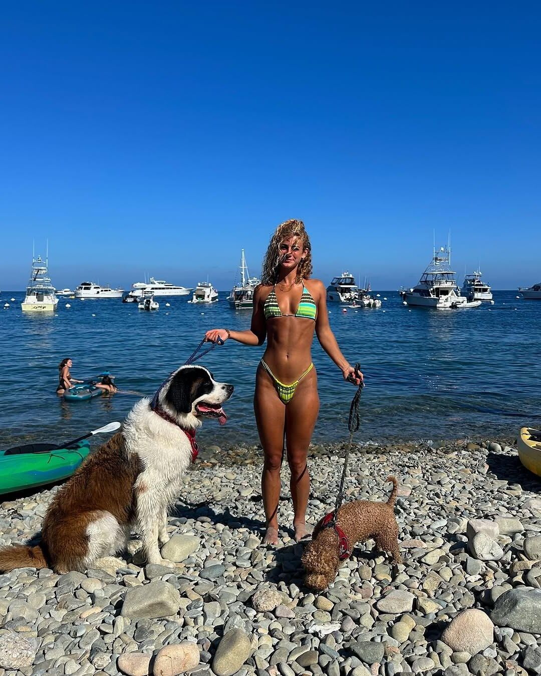 Garotas com seus cachorros façanha Claire.