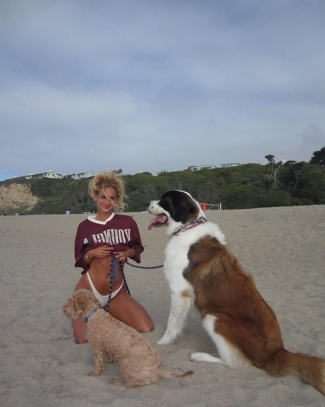 Garotas com seus cachorros façanha Claire.