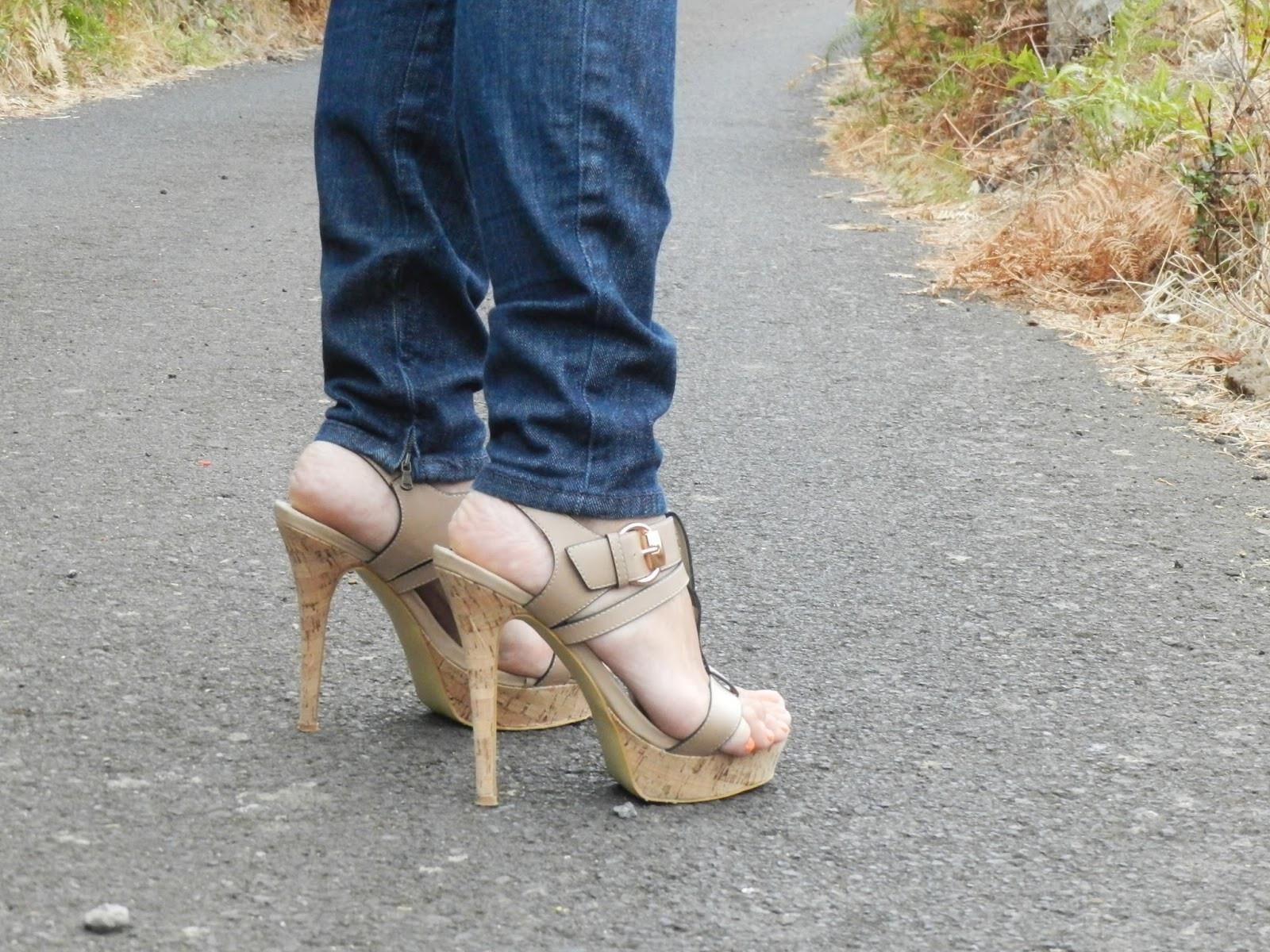 MAMÁ E HIJA BROMAS CON LOS PIES Y SANDALIAS