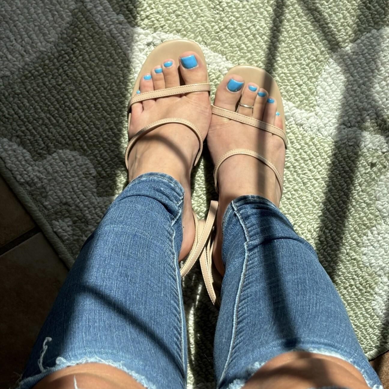 Los dedos de los pies azules de Ash con jeans y tacones color canela.