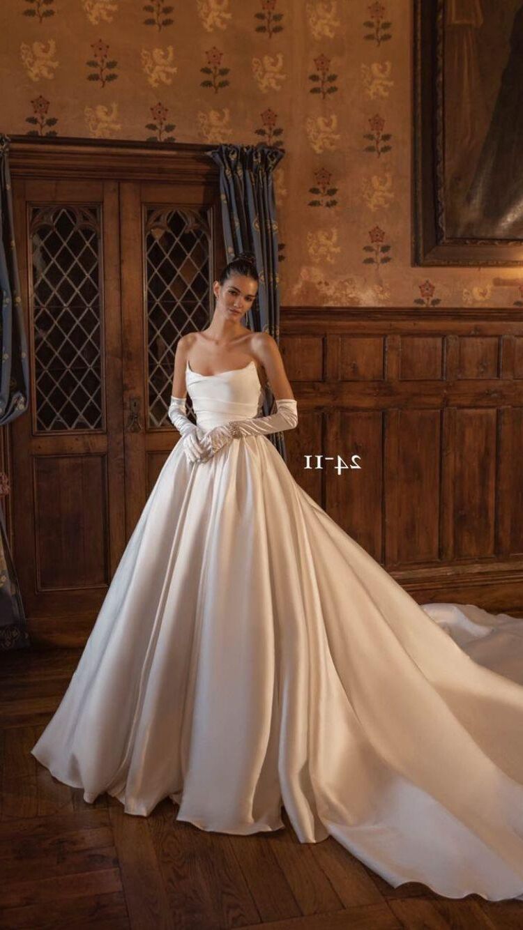 Elegante Bräute in ihren Brautkleidern