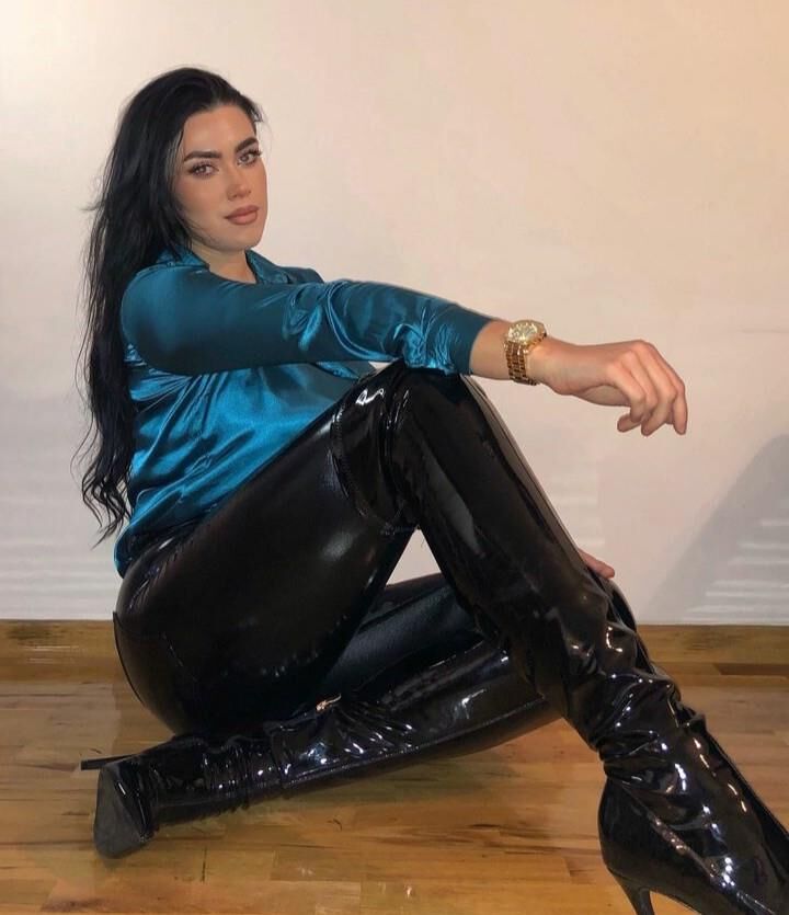 Mesdames en cuir et en latex