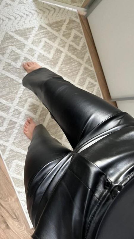 Mesdames en cuir et en latex