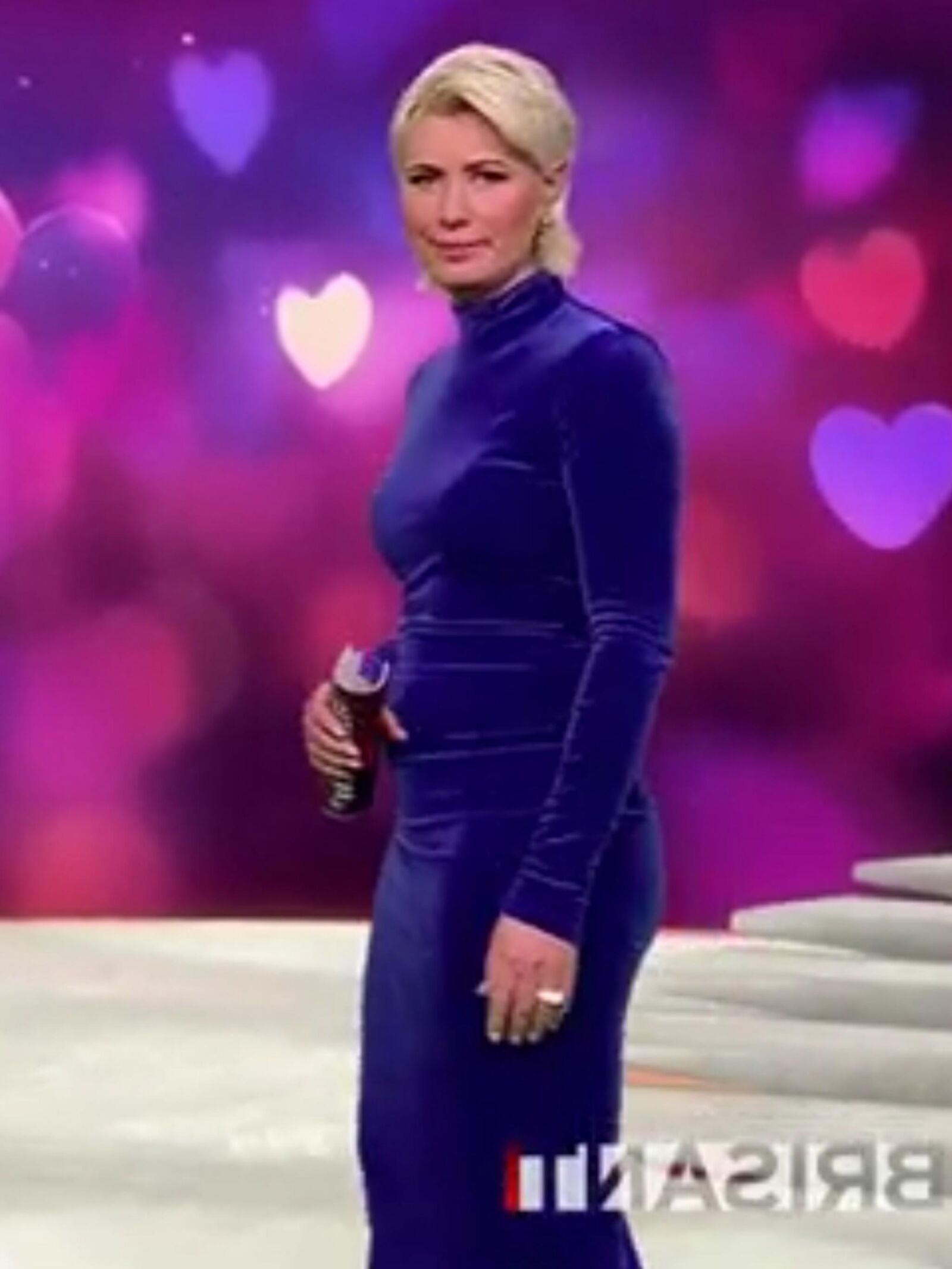 Kamilla S. Geile Blonde Fickschlampe Im Blauen Samtkleid.