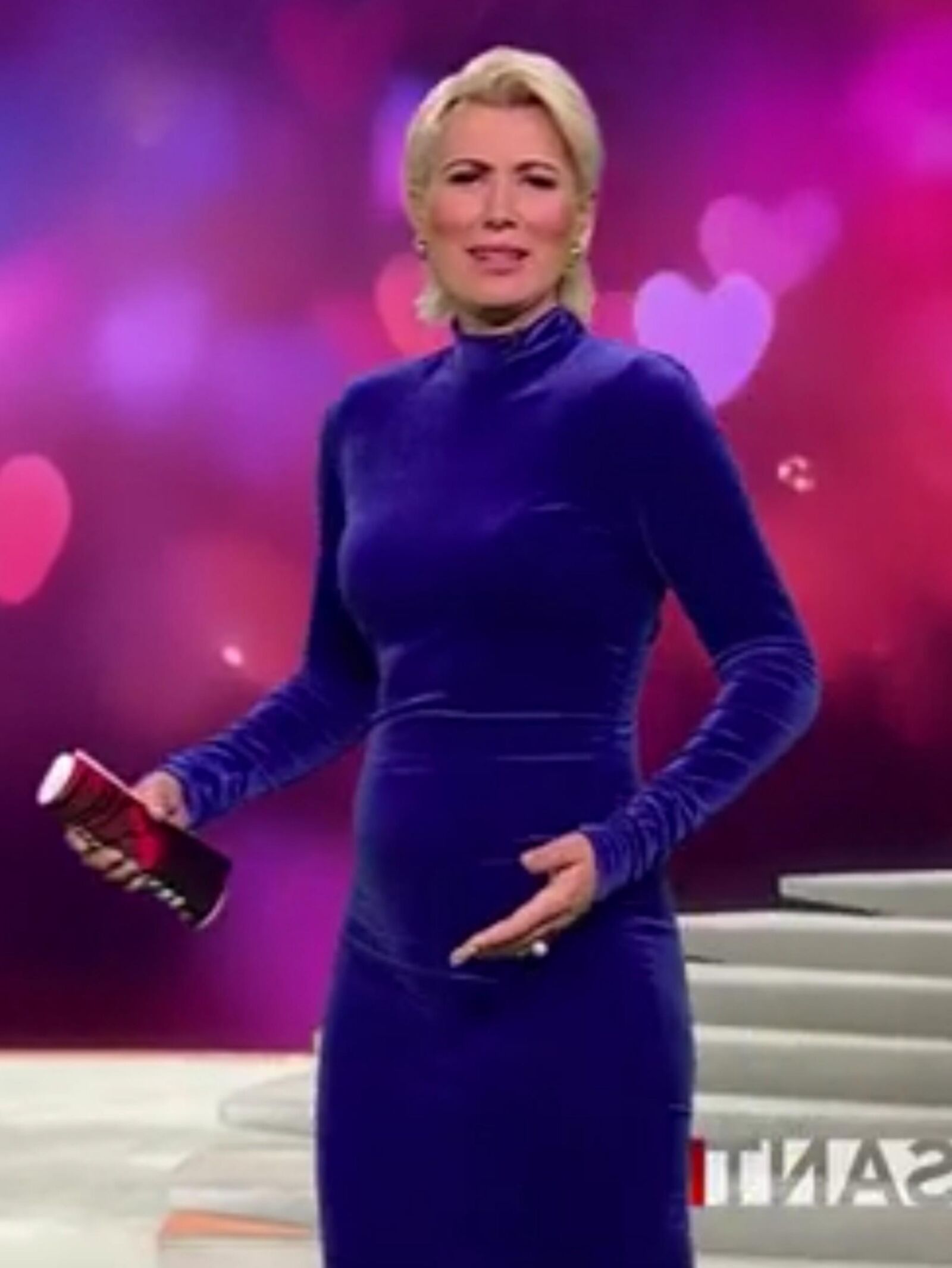 Kamilla S. Geile Blonde Fickschlampe Im Blauen Samtkleid.