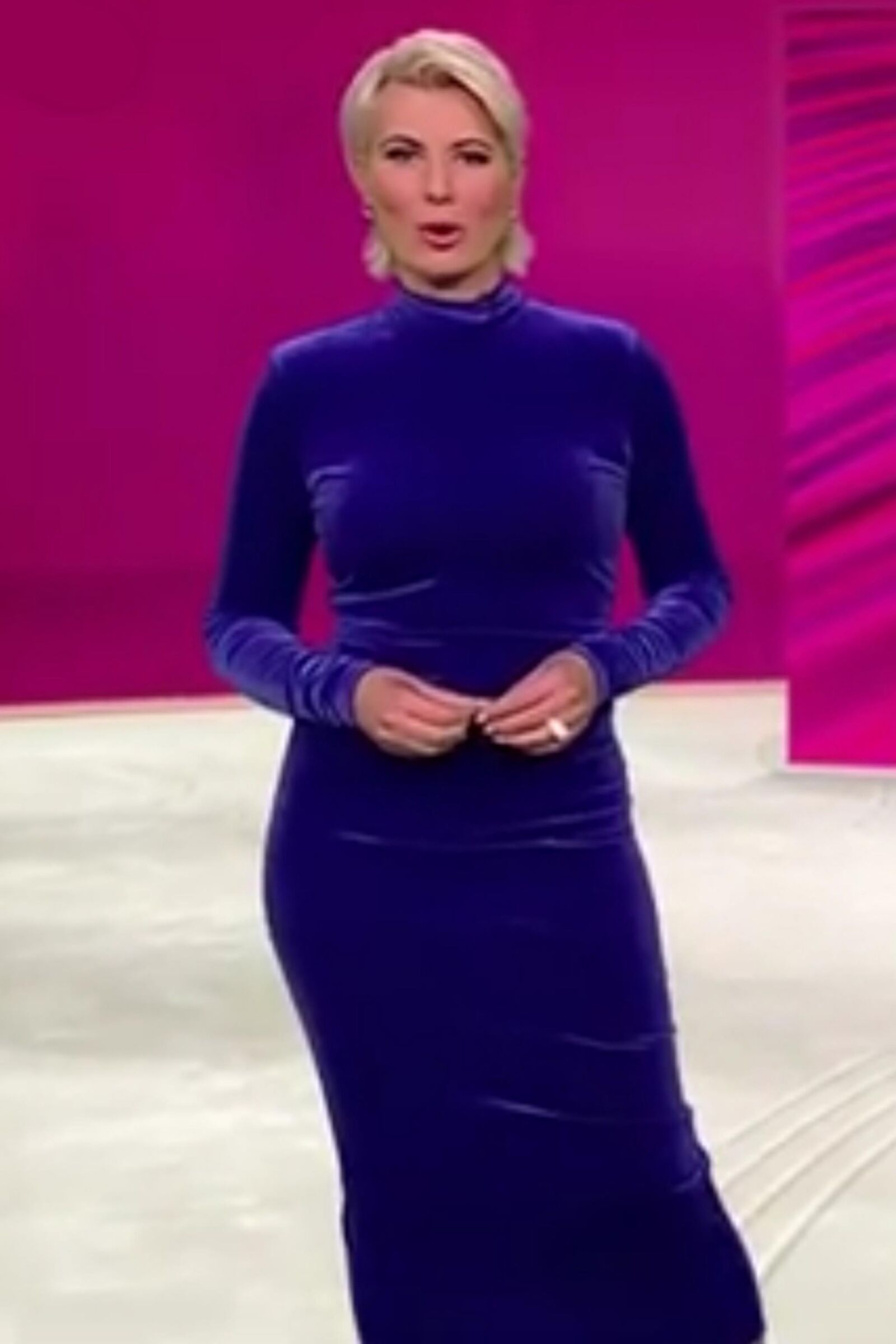 Kamilla S. Geile Blonde Fickschlampe Im Blauen Samtkleid.