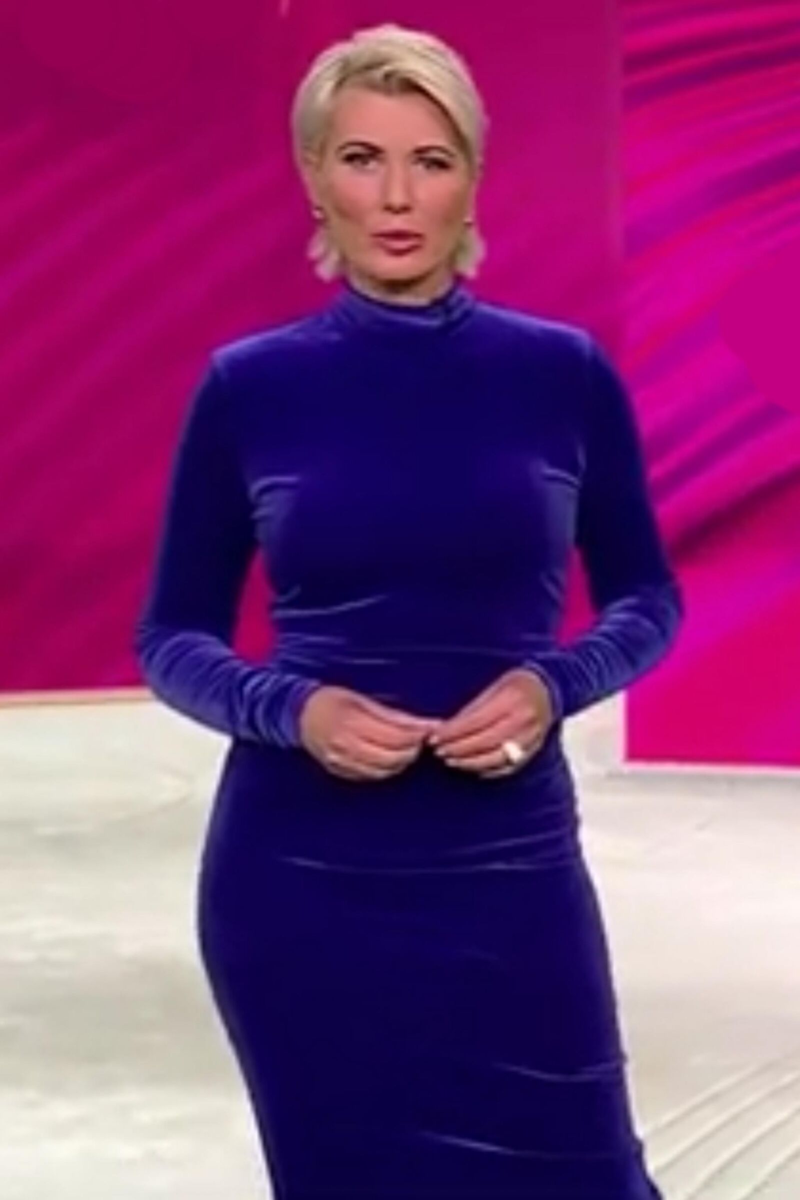 Kamilla S. Geile Blonde Fickschlampe Im Blauen Samtkleid.