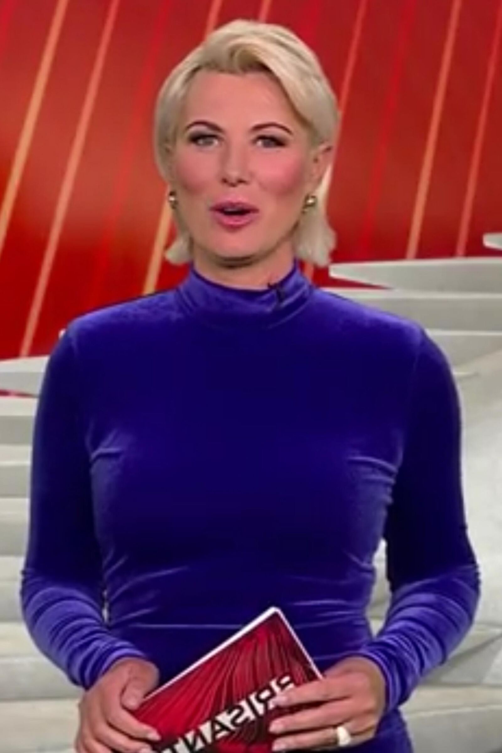 Kamilla S. Geile Blonde Fickschlampe Im Blauen Samtkleid.