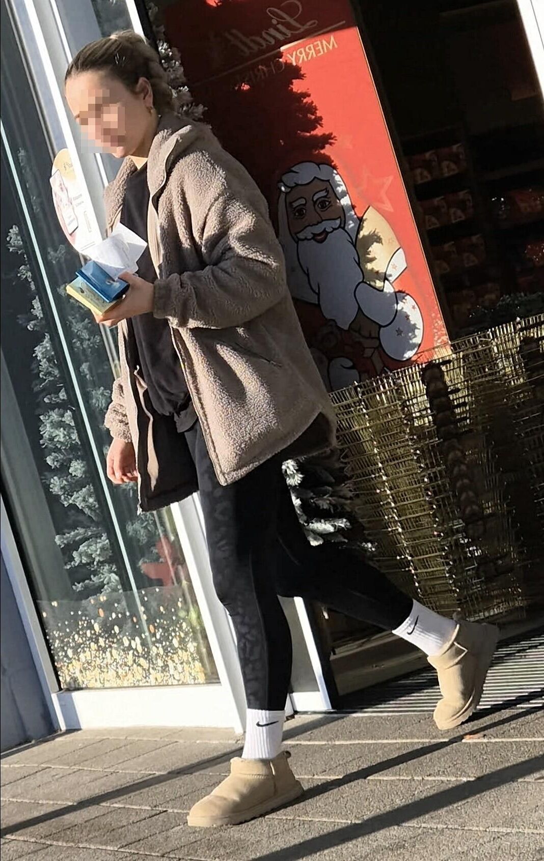 Mädchen in Mini -Ugg -Stiefeln