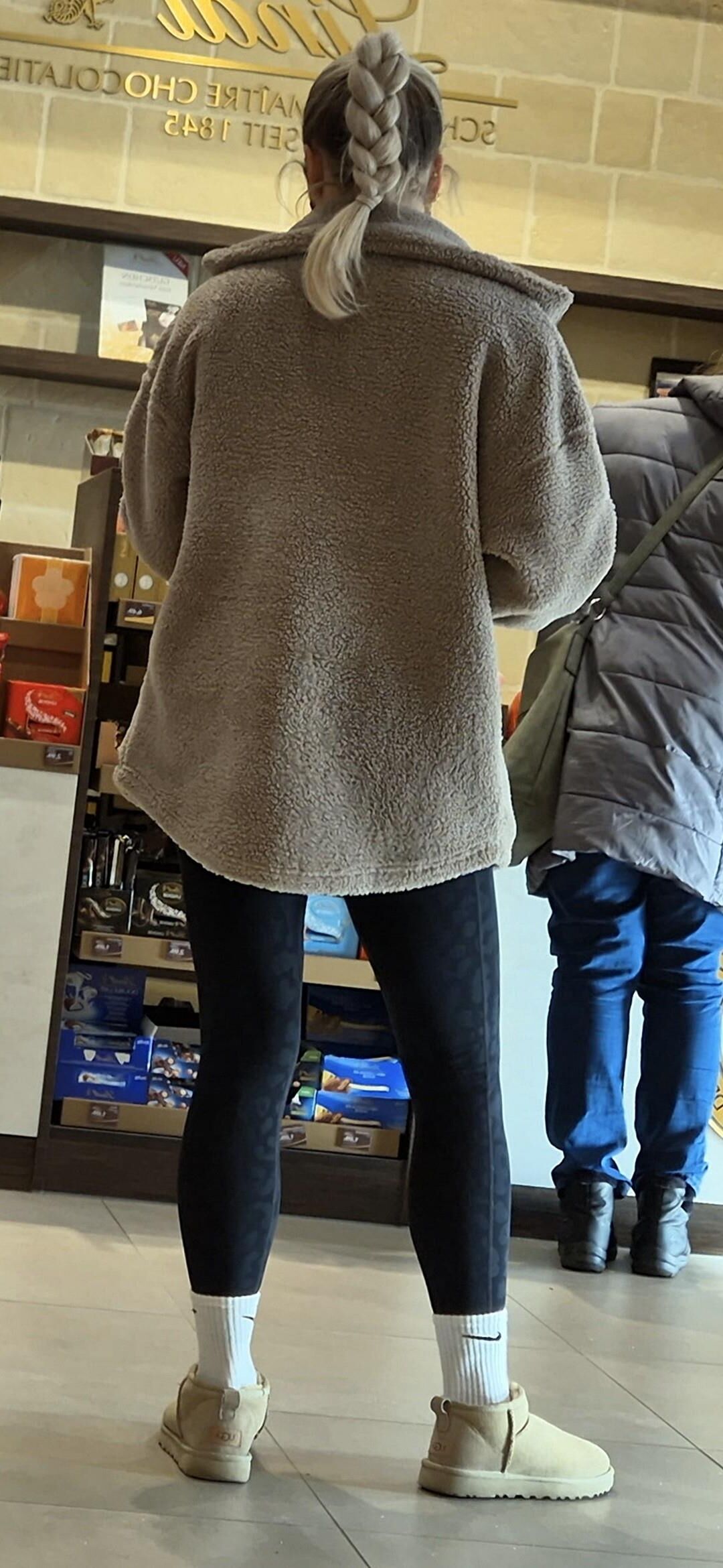 Mädchen in Mini -Ugg -Stiefeln