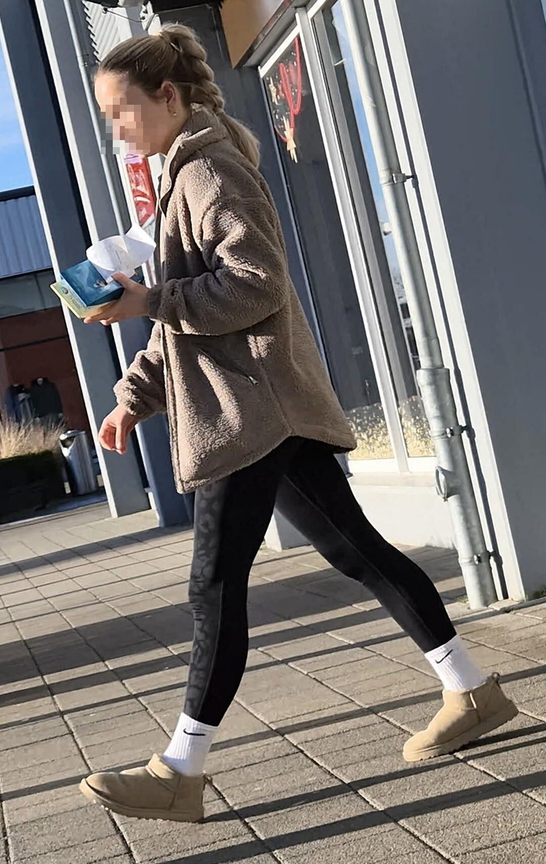 Mädchen in Mini -Ugg -Stiefeln