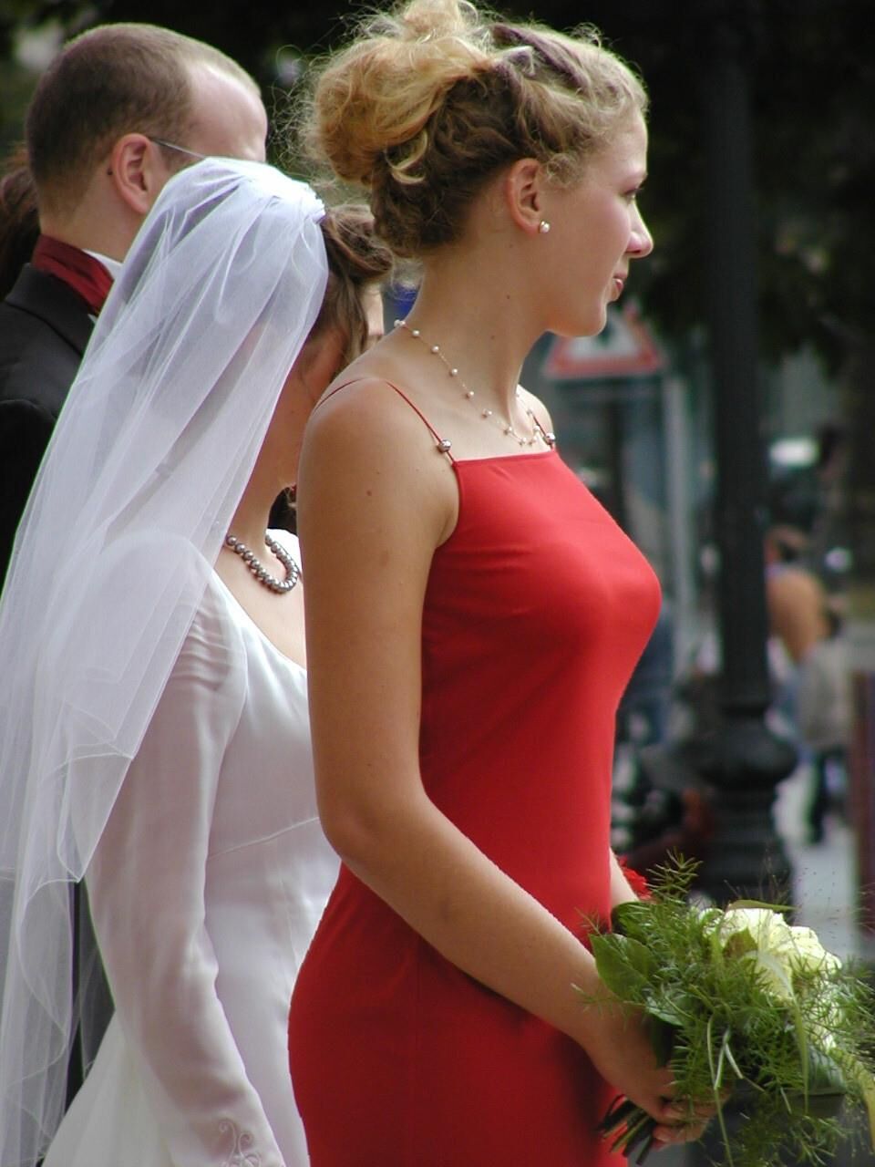 Novias tetonas sinceras, damas de honor y otras zorras de bodas