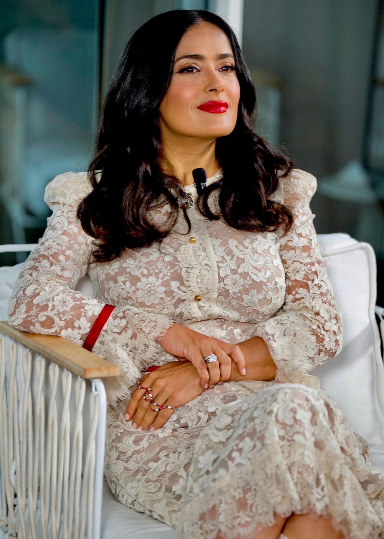 Tit Milf Salma Hayek, el vestido de encaje blanco necesita un trabajo vómito de ella