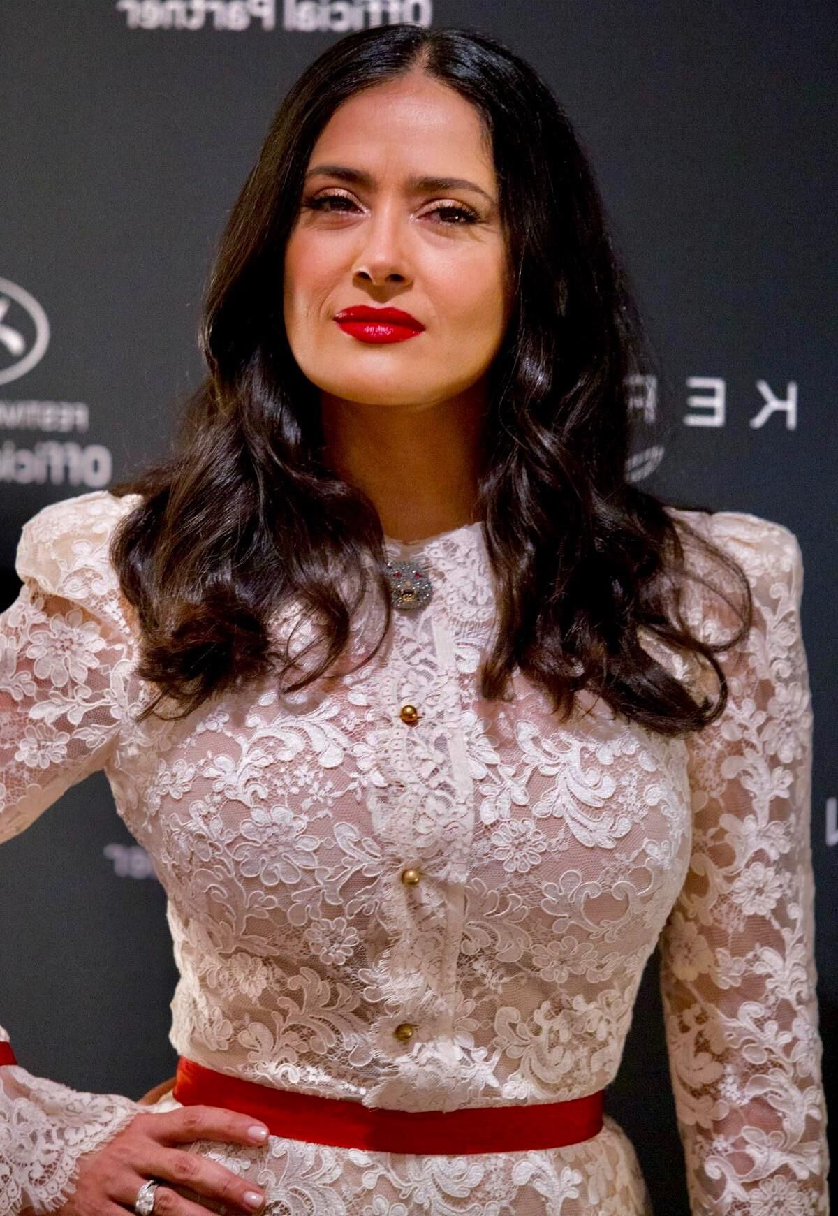 Tit Milf Salma Hayek, el vestido de encaje blanco necesita un trabajo vómito de ella