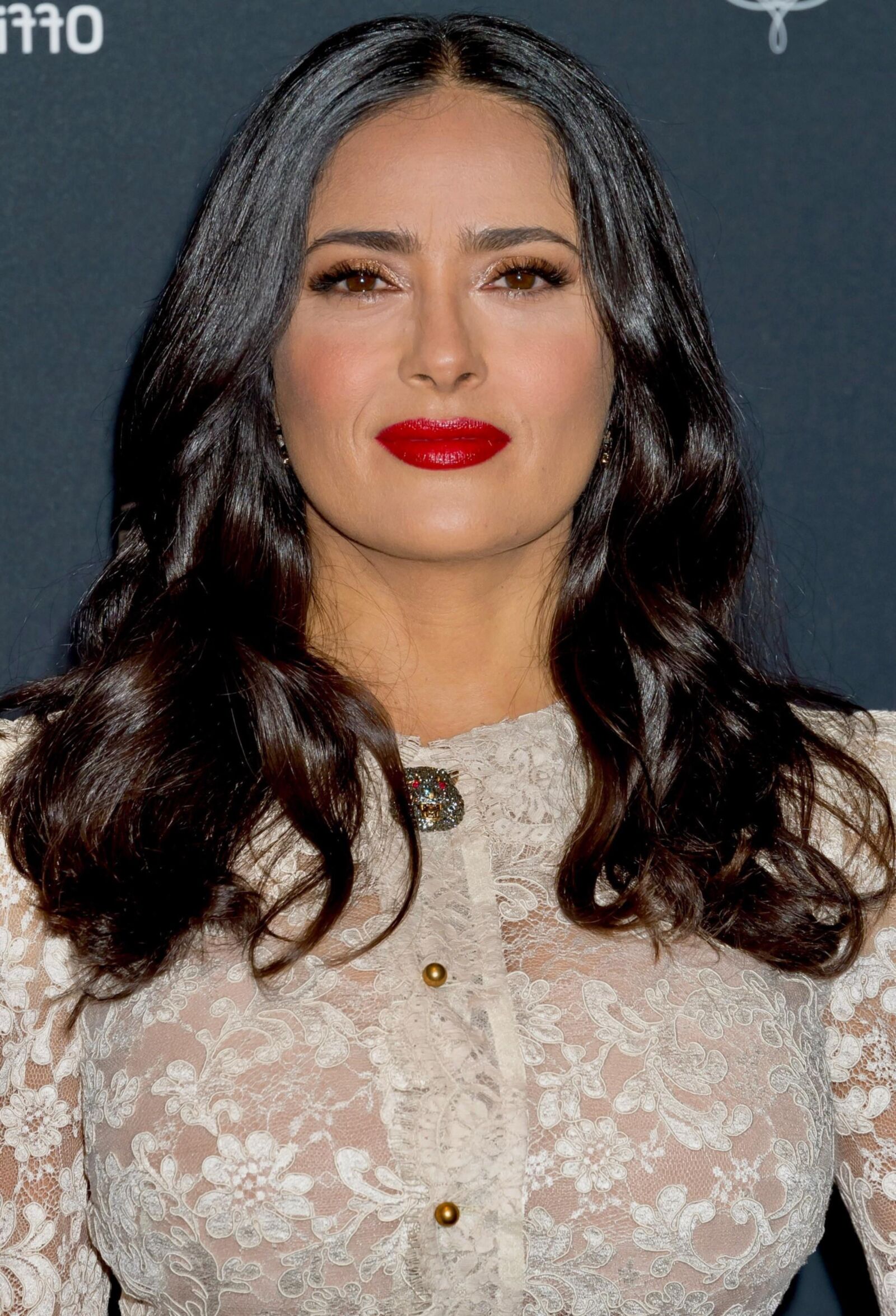 Tit Milf Salma Hayek, el vestido de encaje blanco necesita un trabajo vómito de ella