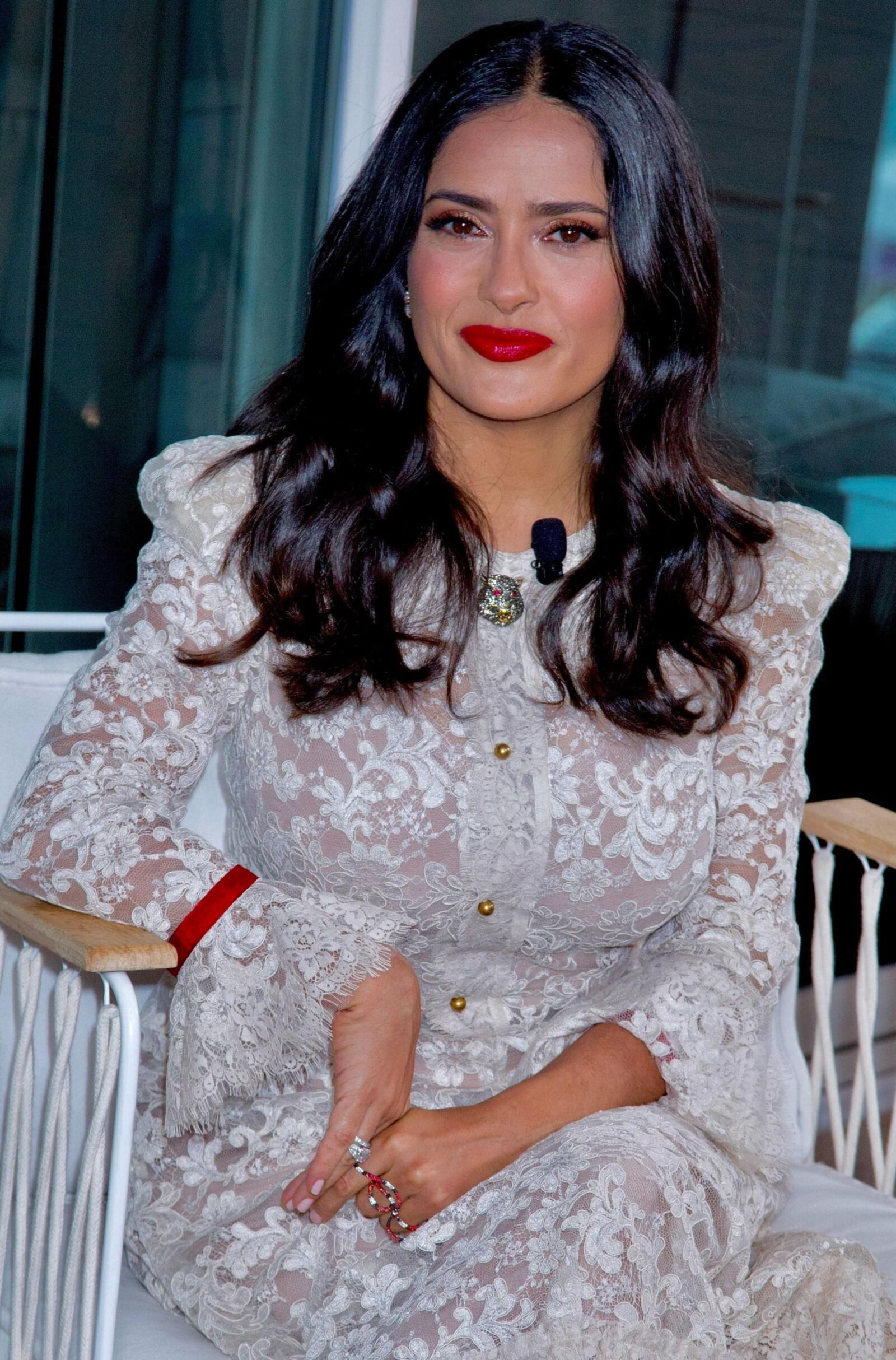 Tit Milf Salma Hayek, el vestido de encaje blanco necesita un trabajo vómito de ella