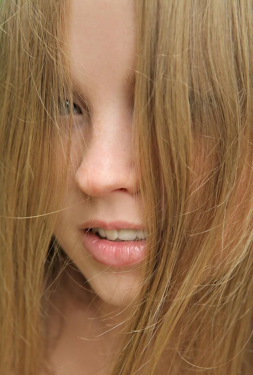 Cabello que cubre el ojo