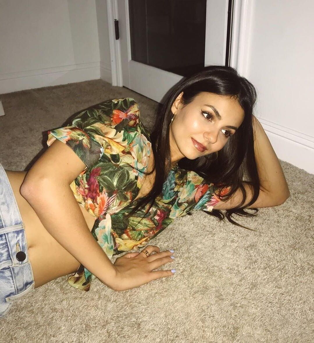 Victoria Justice Beautiful Midfriff Pics