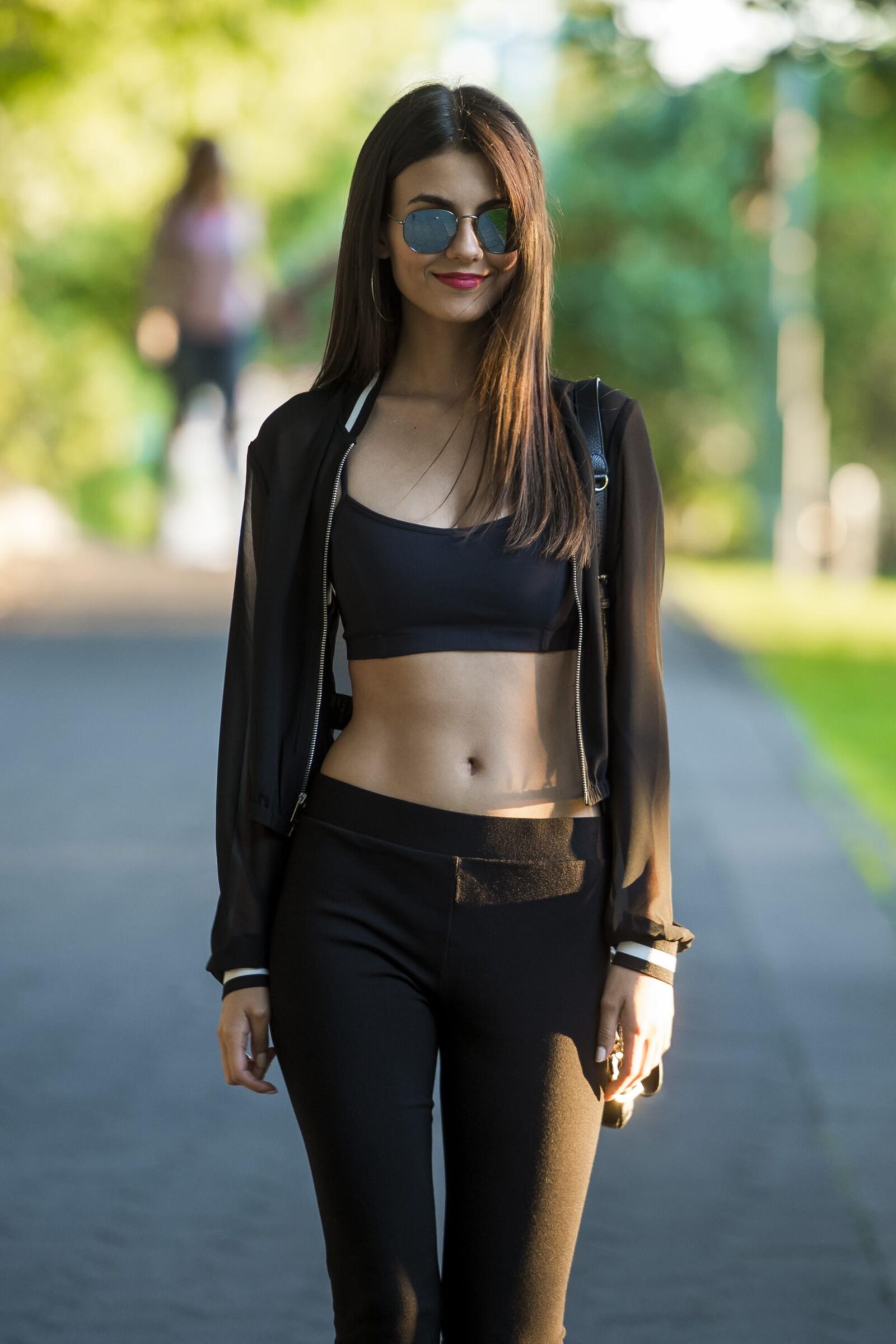 Victoria Justice Beautiful Midfriff Pics