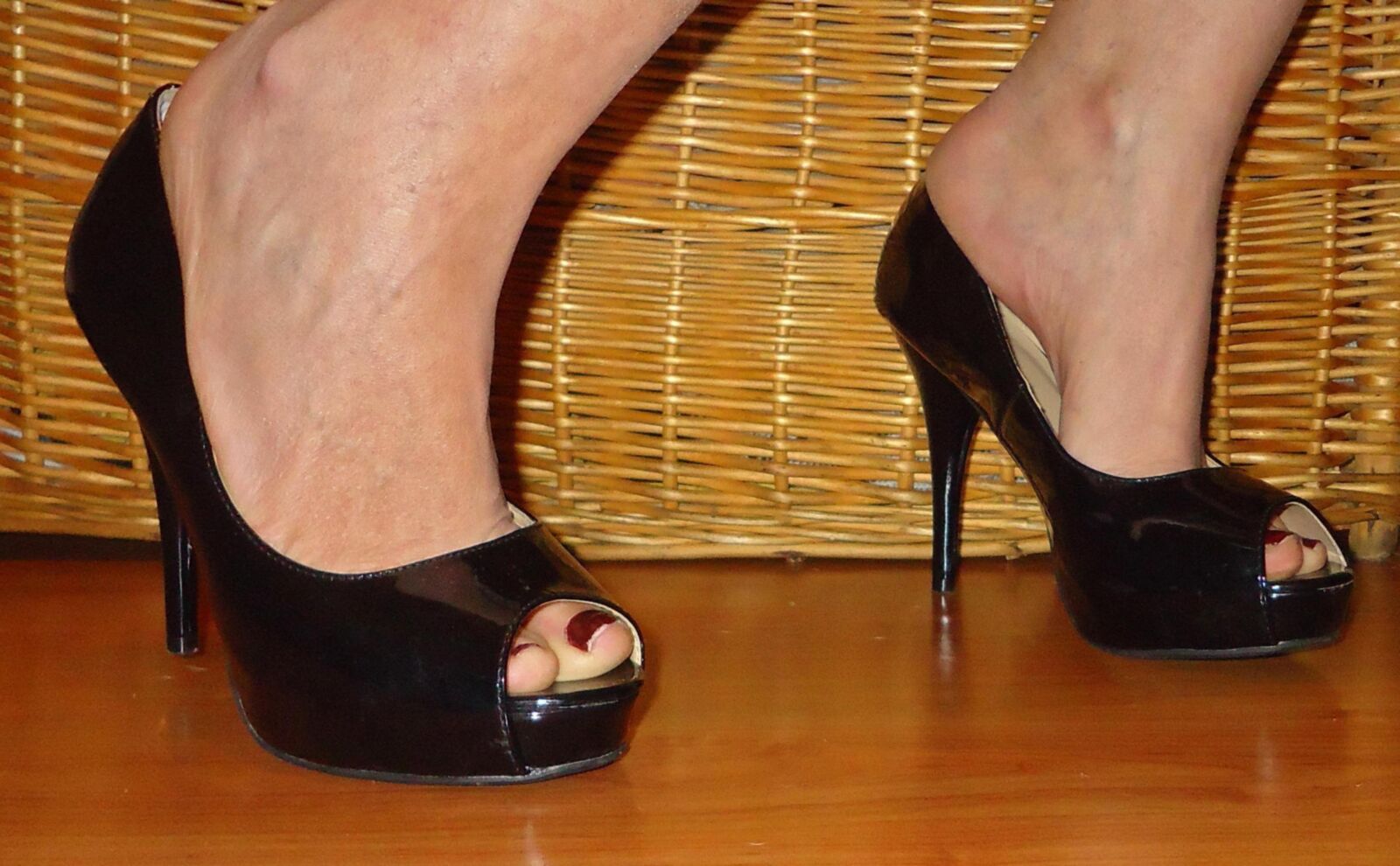 Tacones altos, uñas rojas