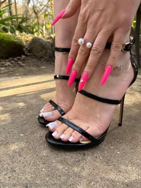 Miss Pretty Feet 