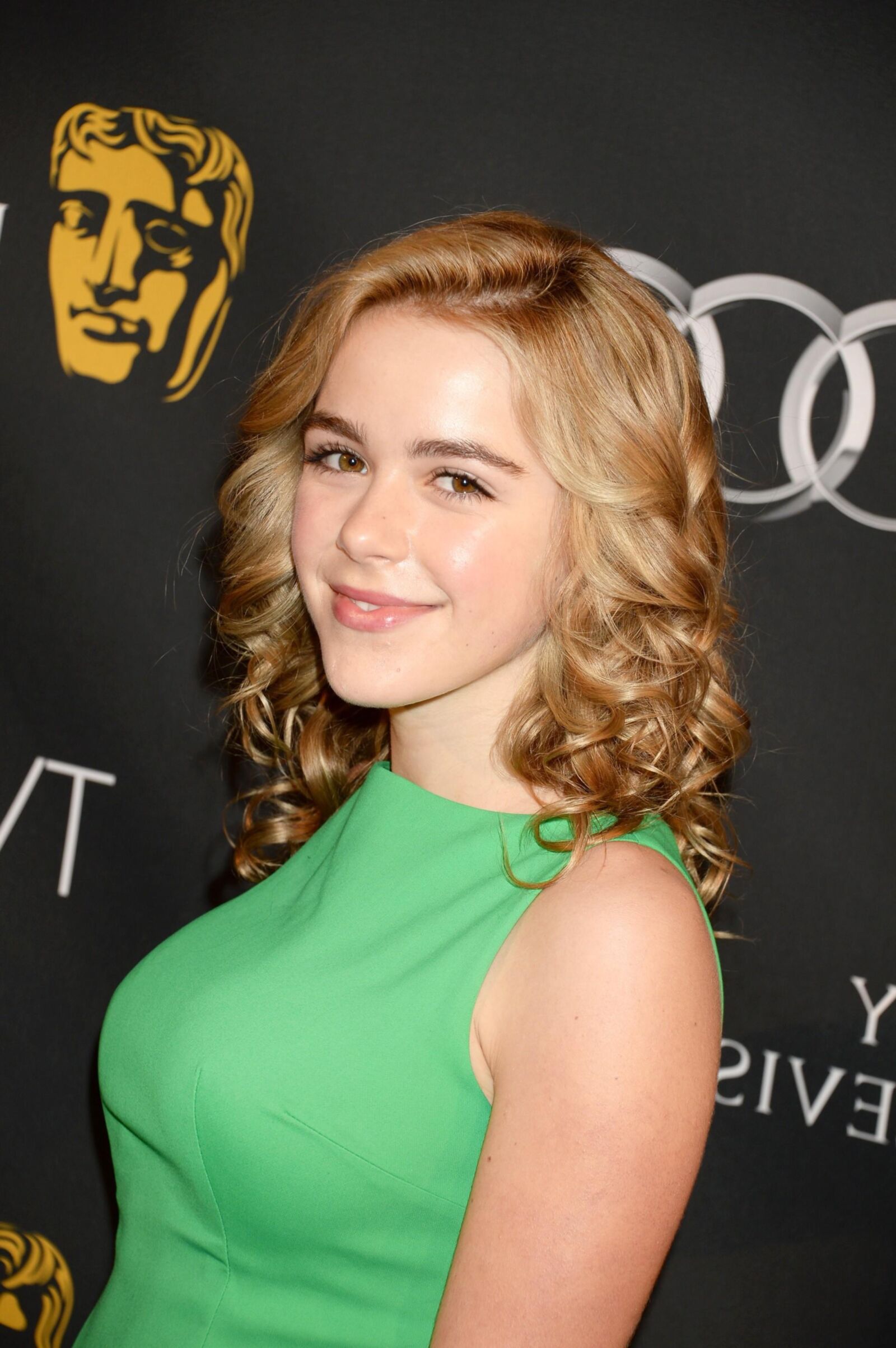 Linda actriz adolescente Kiernan Shipka, Productores Fun Toy