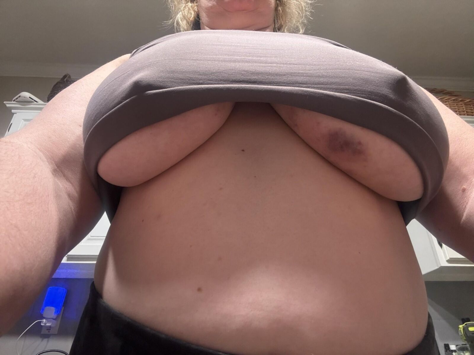 Meine sexy Milf -Freundin verletzte sich nach Hickies