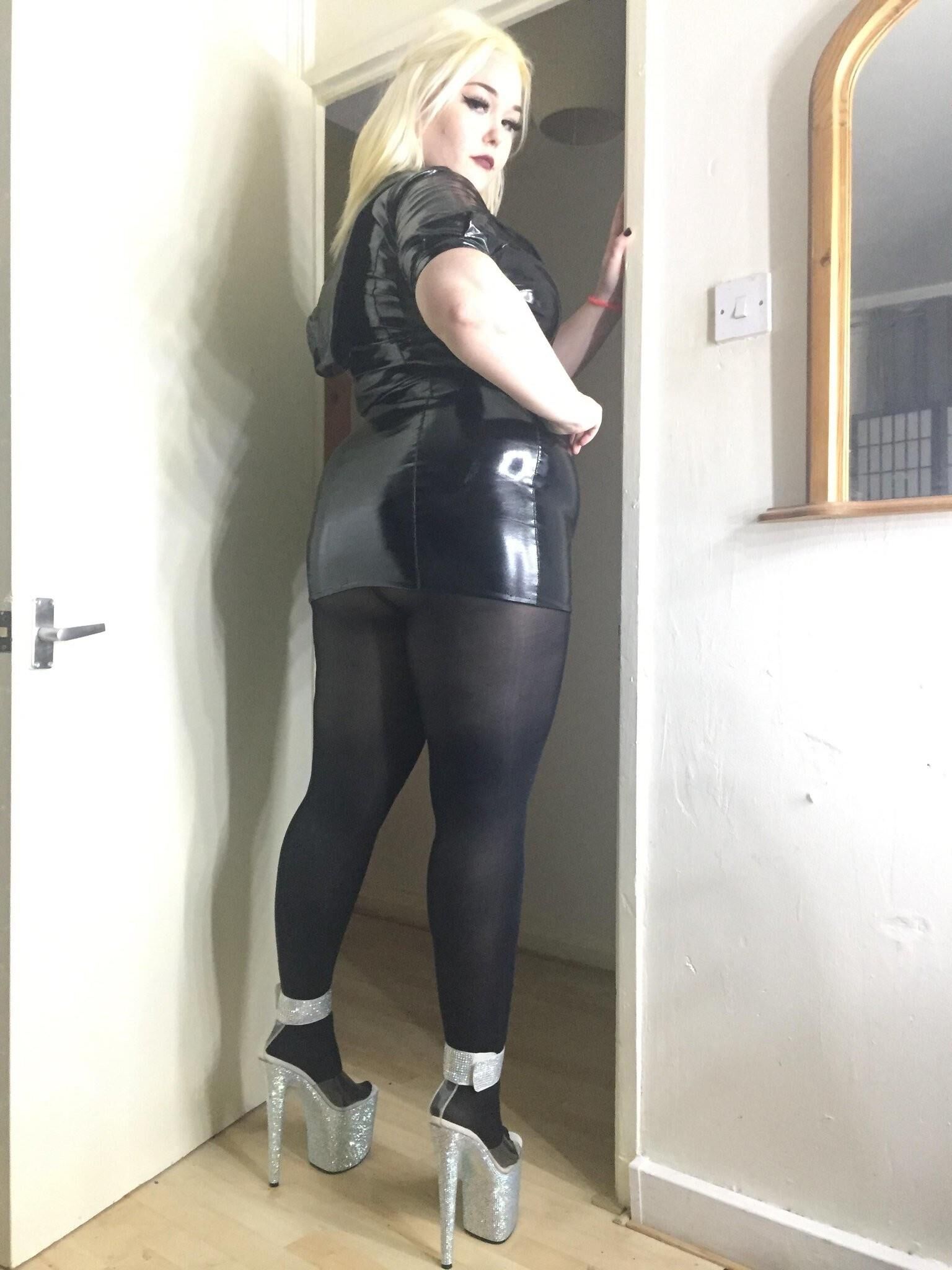 Chubby British lady has a thing for latex 