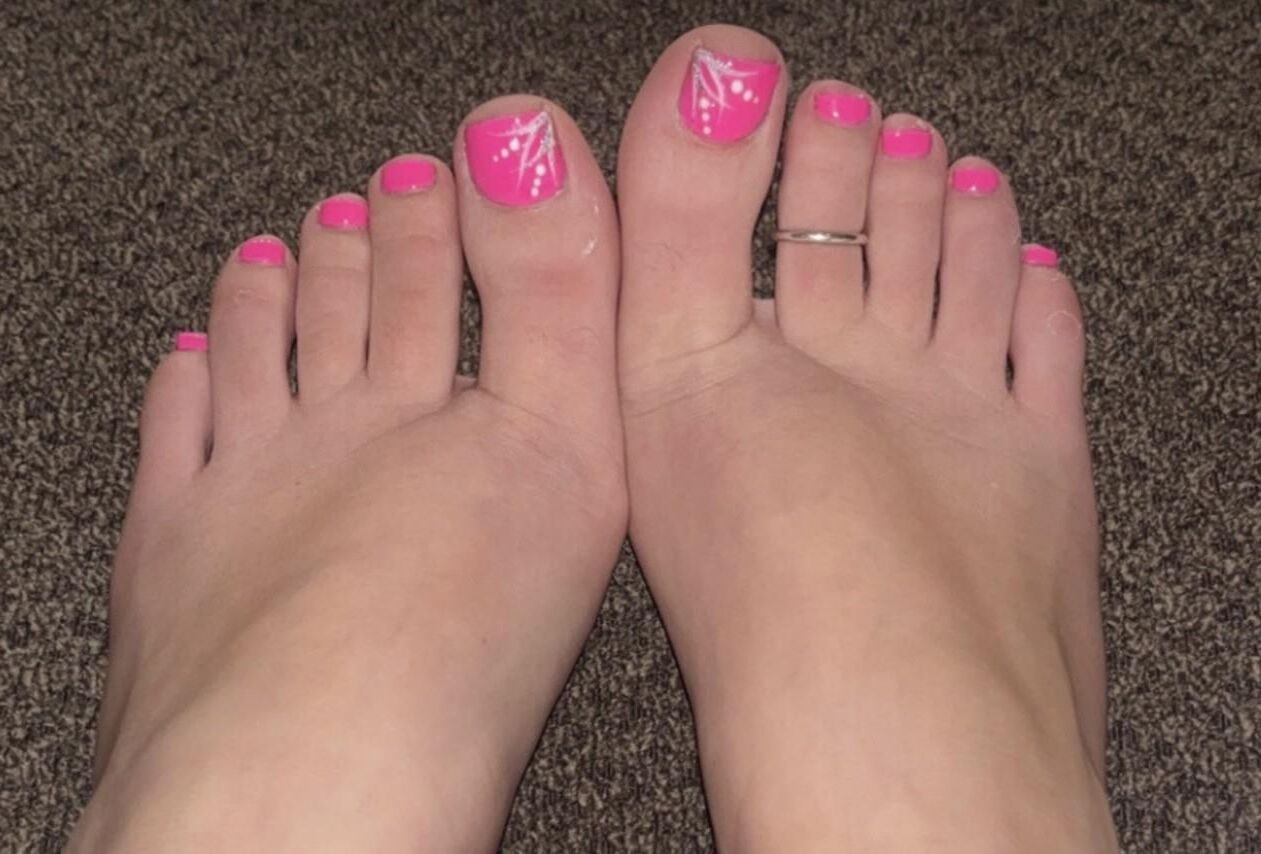 Ash’s delicious pink toes outside