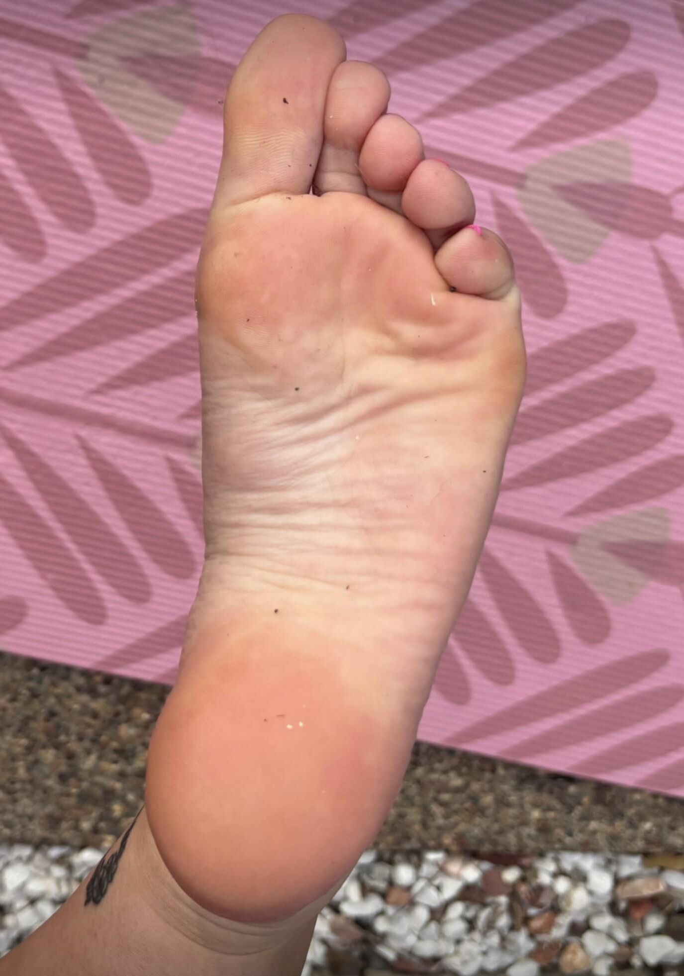 Ash’s delicious pink toes outside