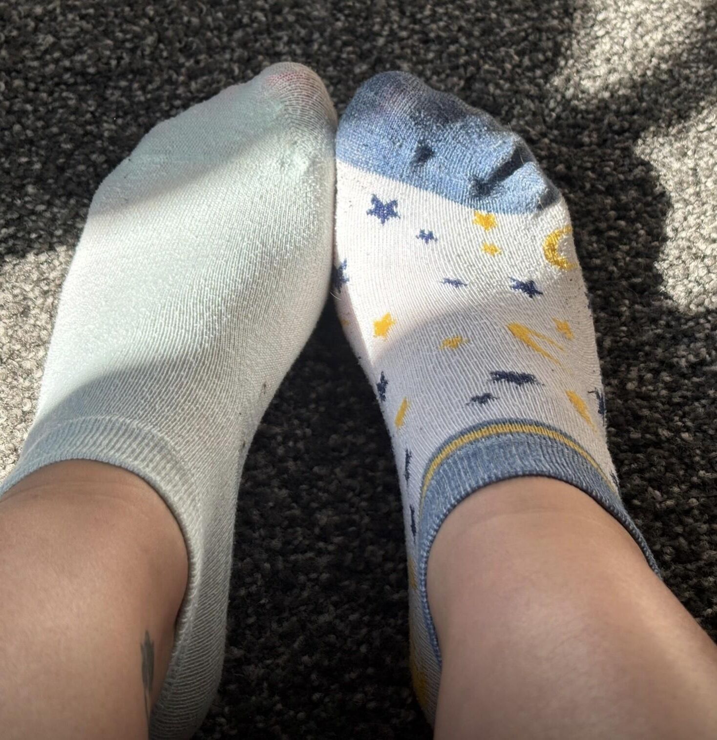 Asche entfernt Socken, um ihre perfekten Zehen zu zeigen