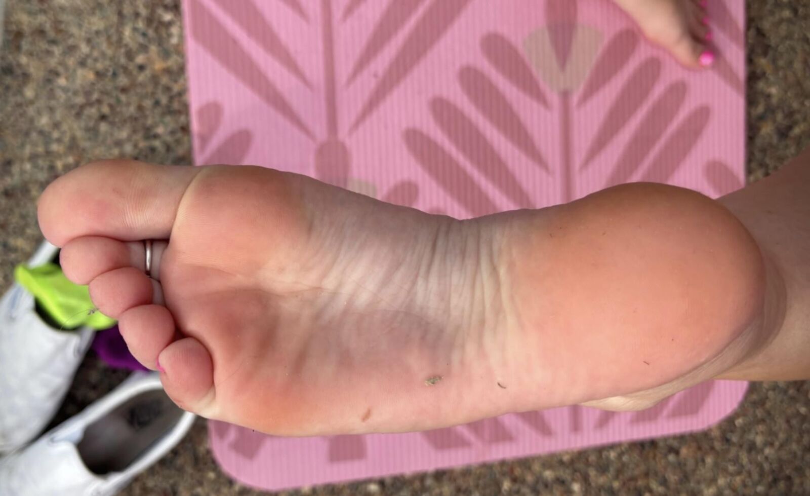 Ash’s delicious pink toes outside