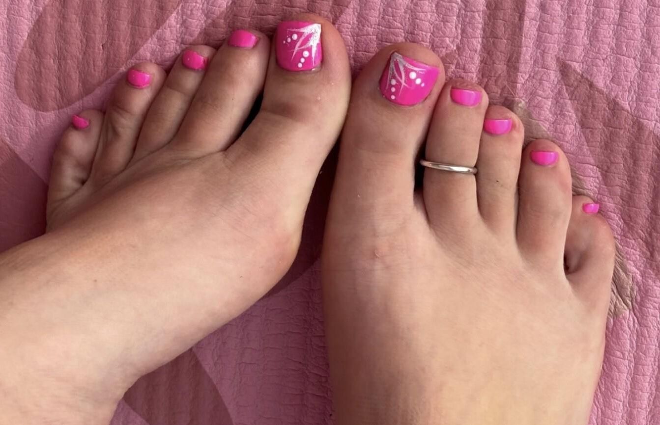 Ash’s delicious pink toes outside