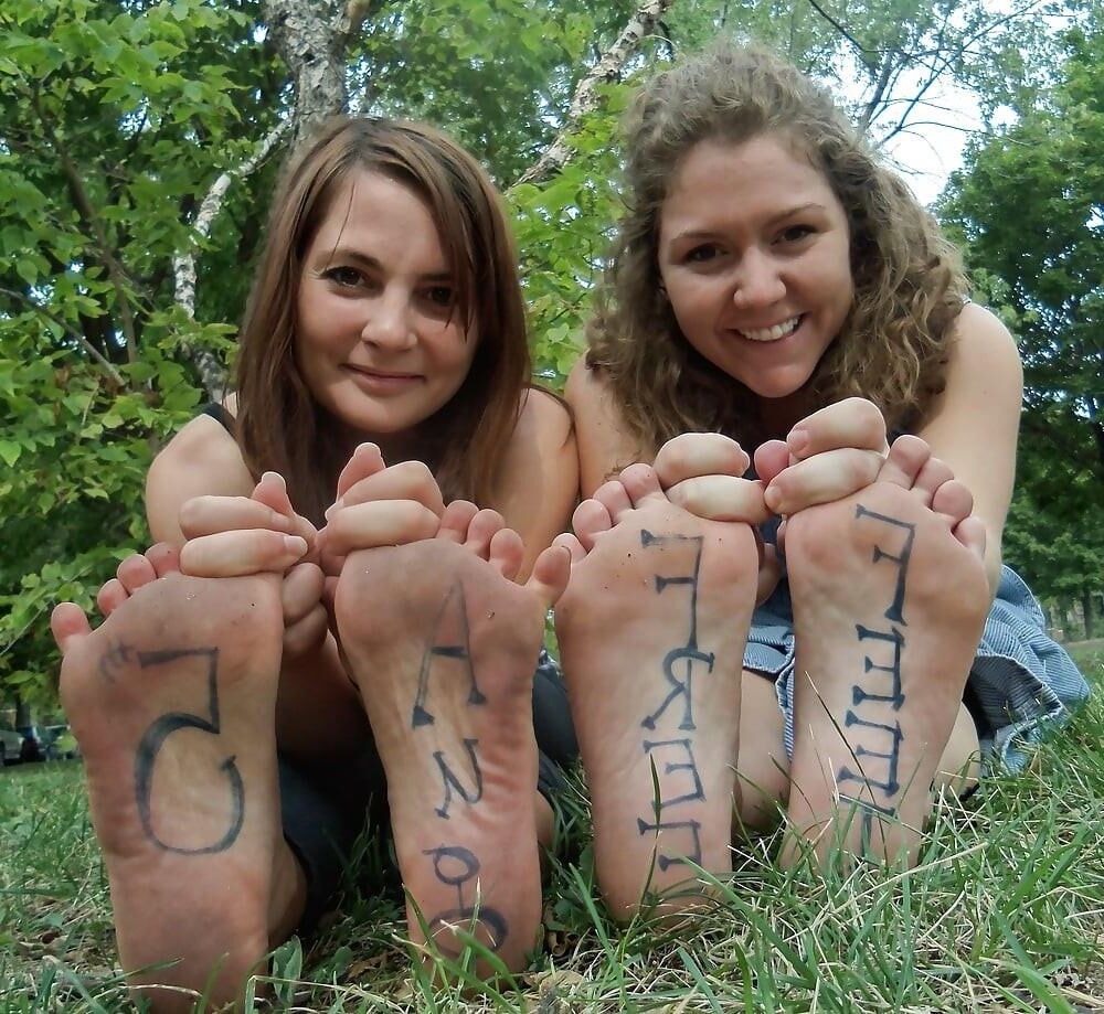 Tout le monde vous regarde se lécher les pieds.