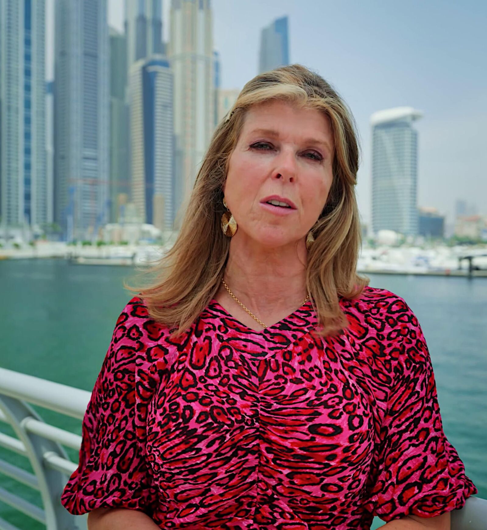 Busty UK milf tit salope Kate Garraway, sur TV Fuck Tour à Dubaï