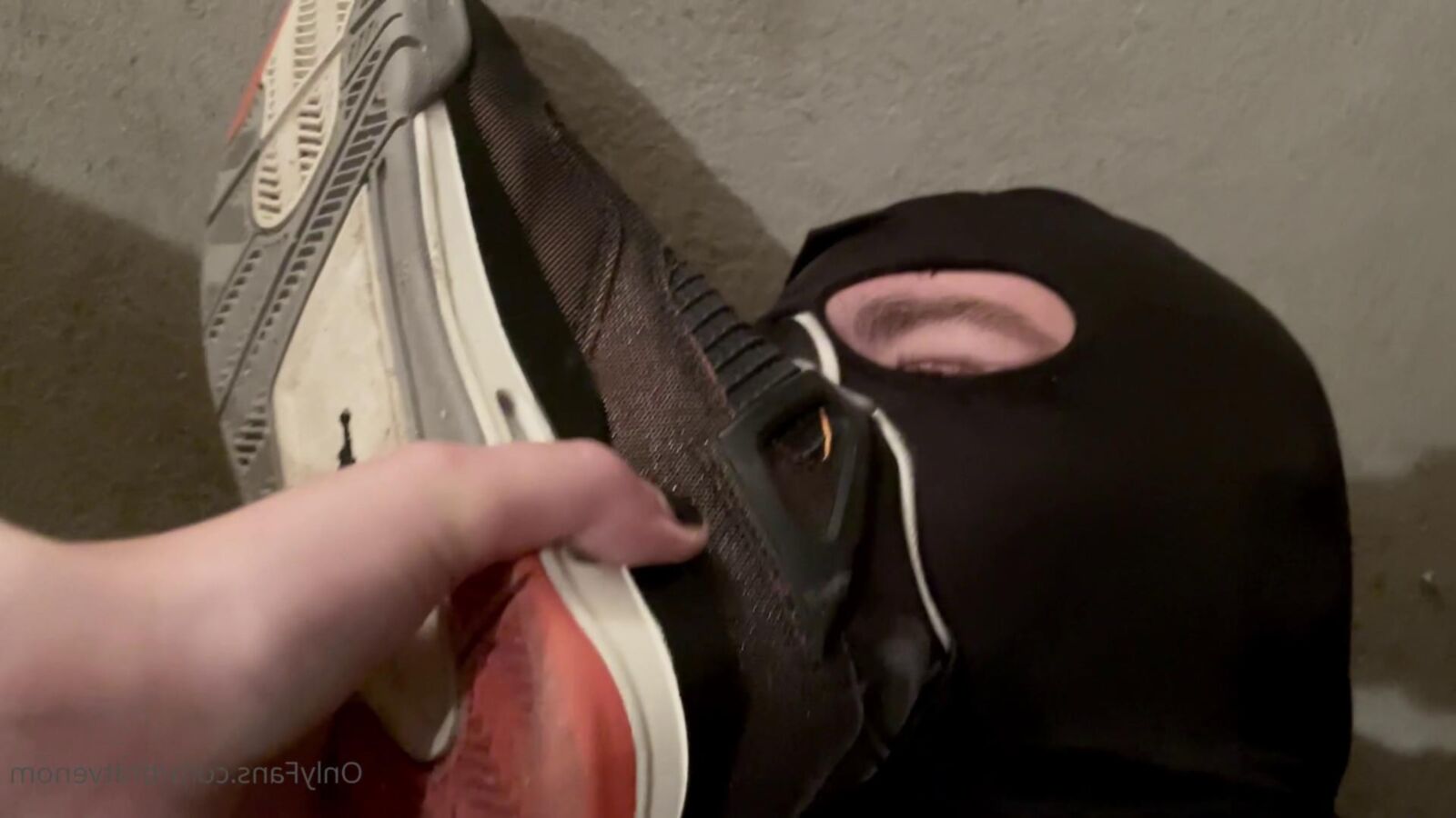 Bratvenom: sniff my smelly feet