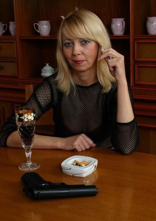 Dommes relajándose después del trabajo con un humo