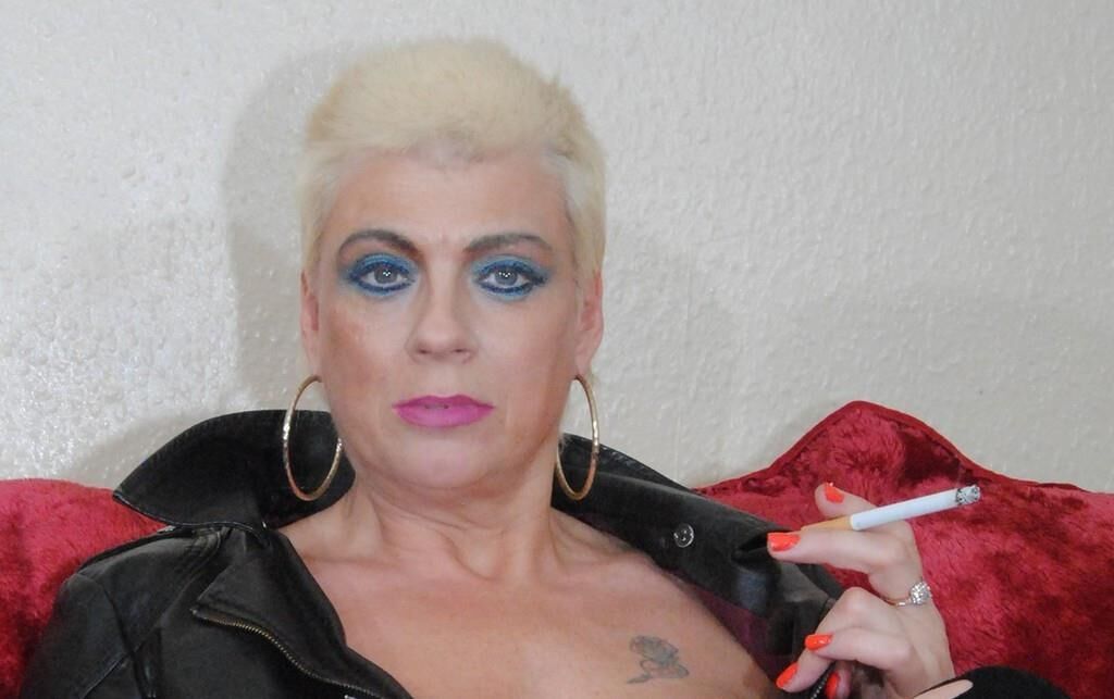 Dommes relajándose después del trabajo con un humo