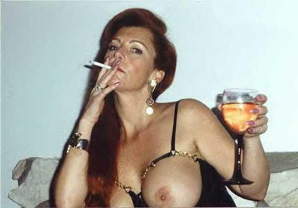 Dommes relajándose después del trabajo con un humo