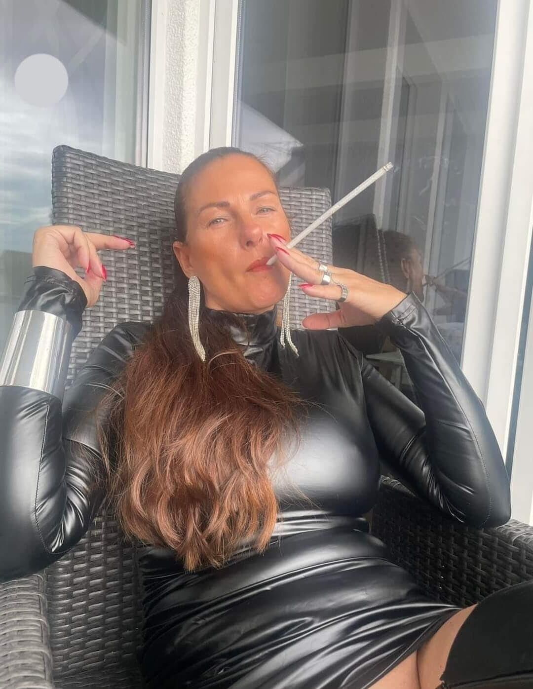 Dommes relajándose después del trabajo con un humo