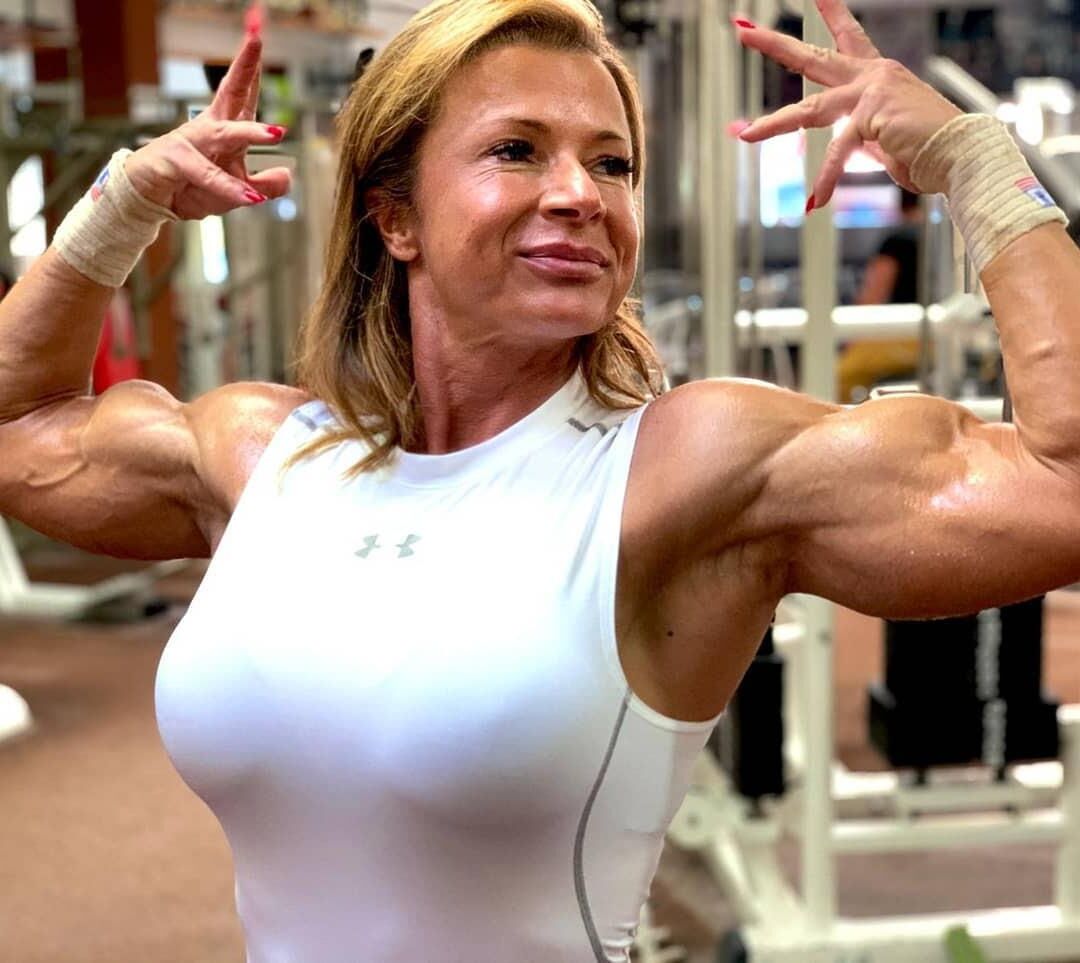 Miljana Pavkovic Kroatische IFBB mit immensen Brüsten