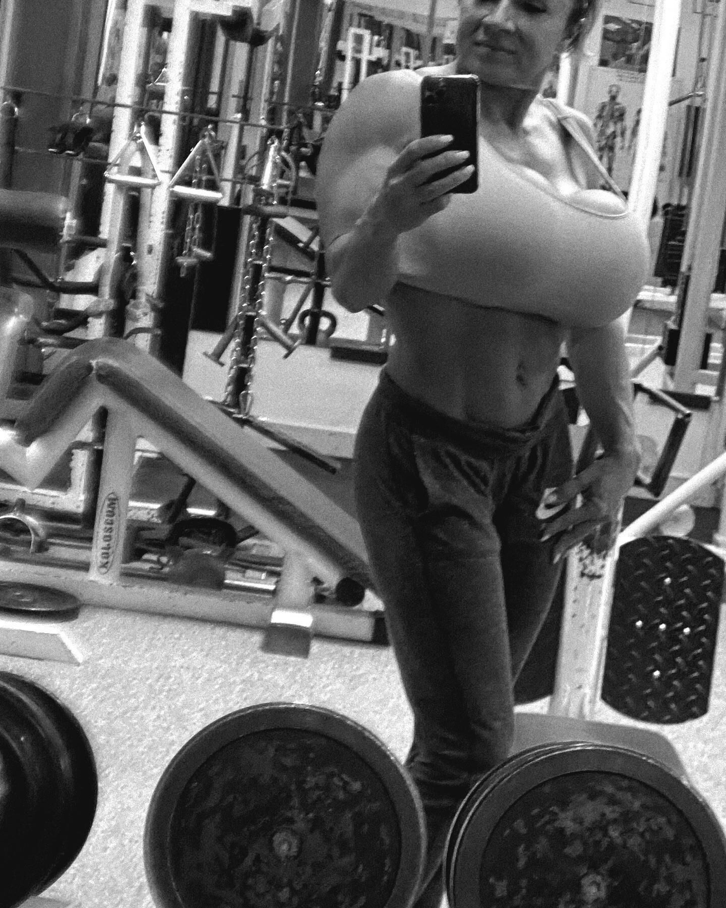 Miljana Pavkovic Kroatische IFBB mit immensen Brüsten