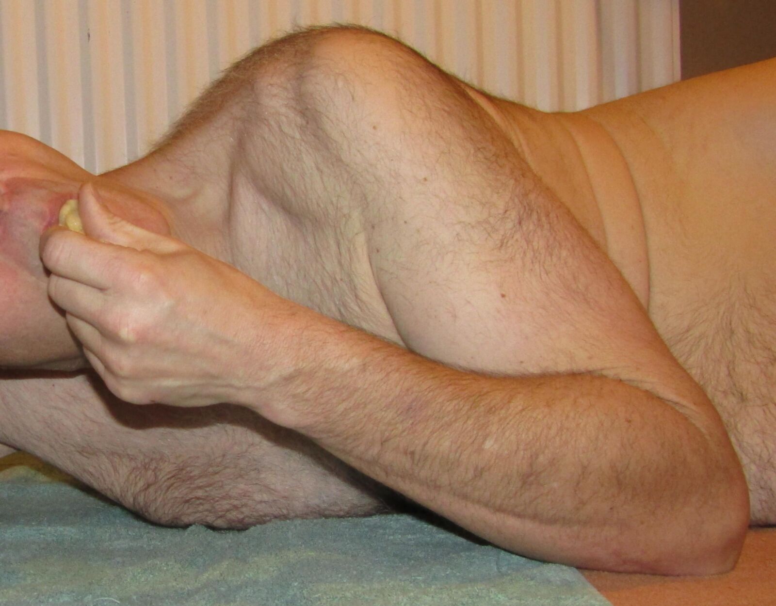 Inserción anal de plátano desordenado y culo a la boca