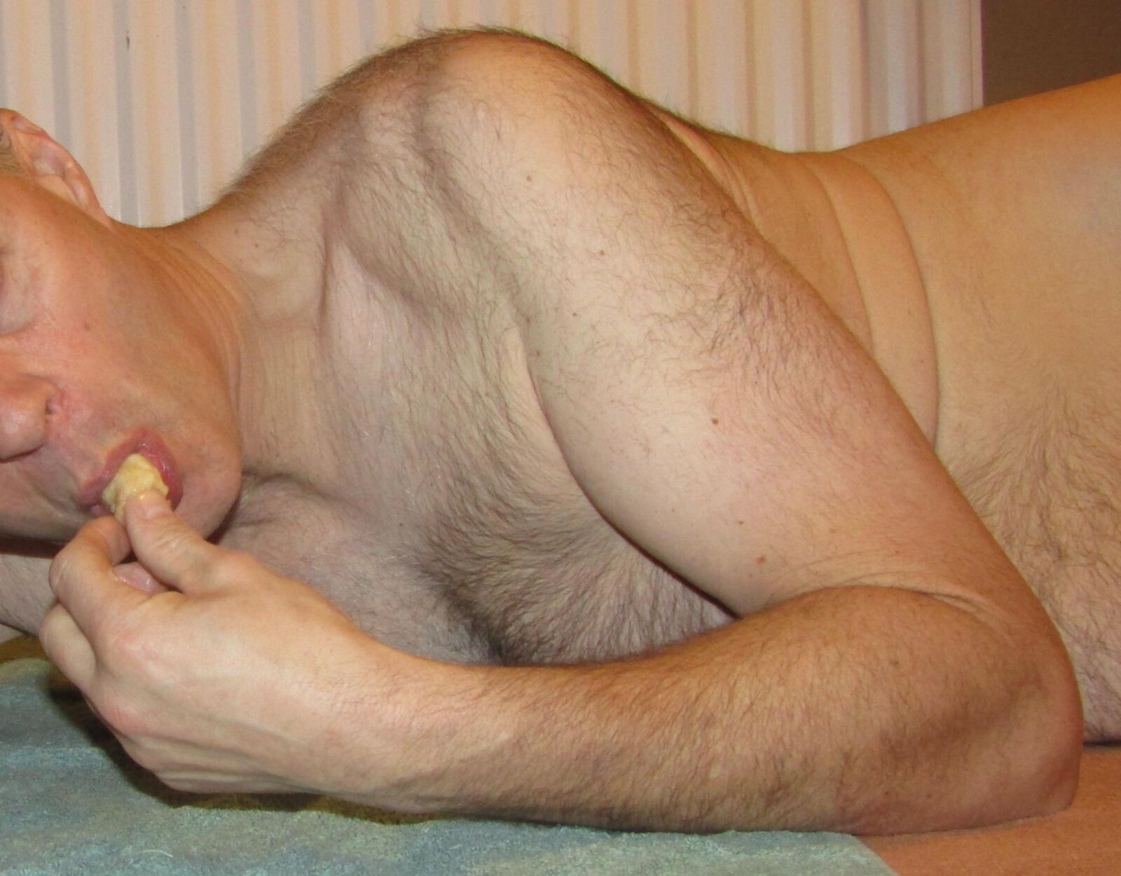 Inserción anal de plátano desordenado y culo a la boca