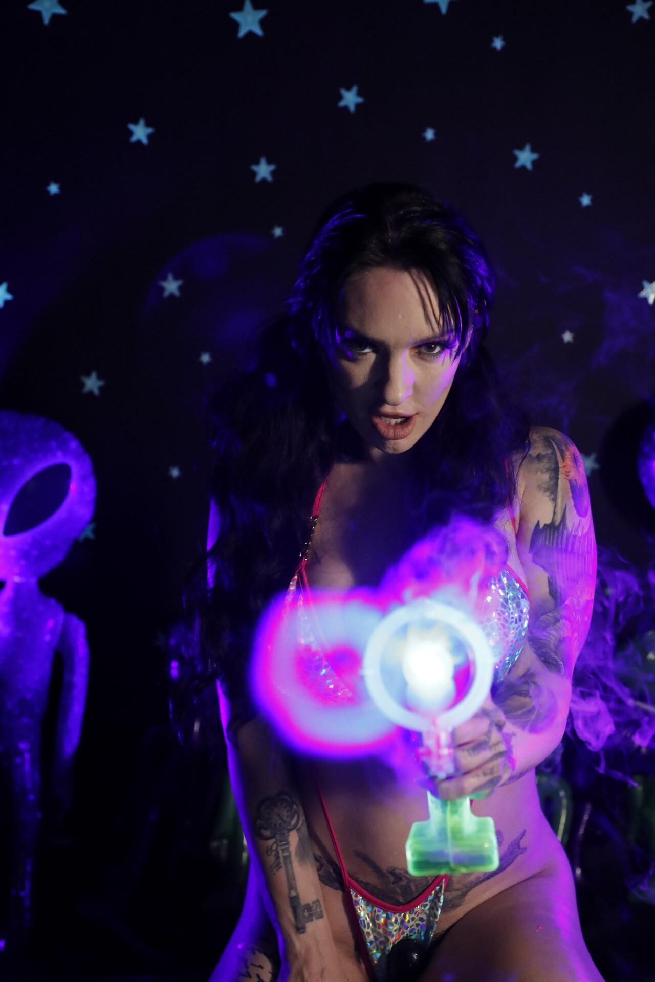 Misha Montana muestra el tatuaje de su coño