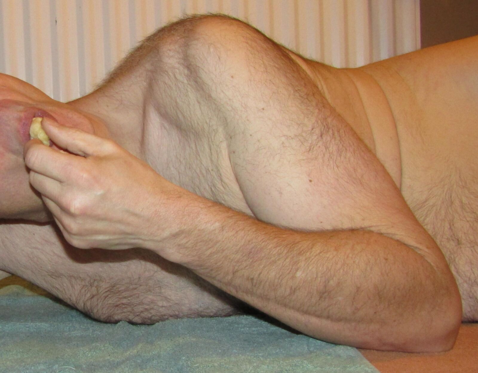 Inserción anal de plátano desordenado y culo a la boca