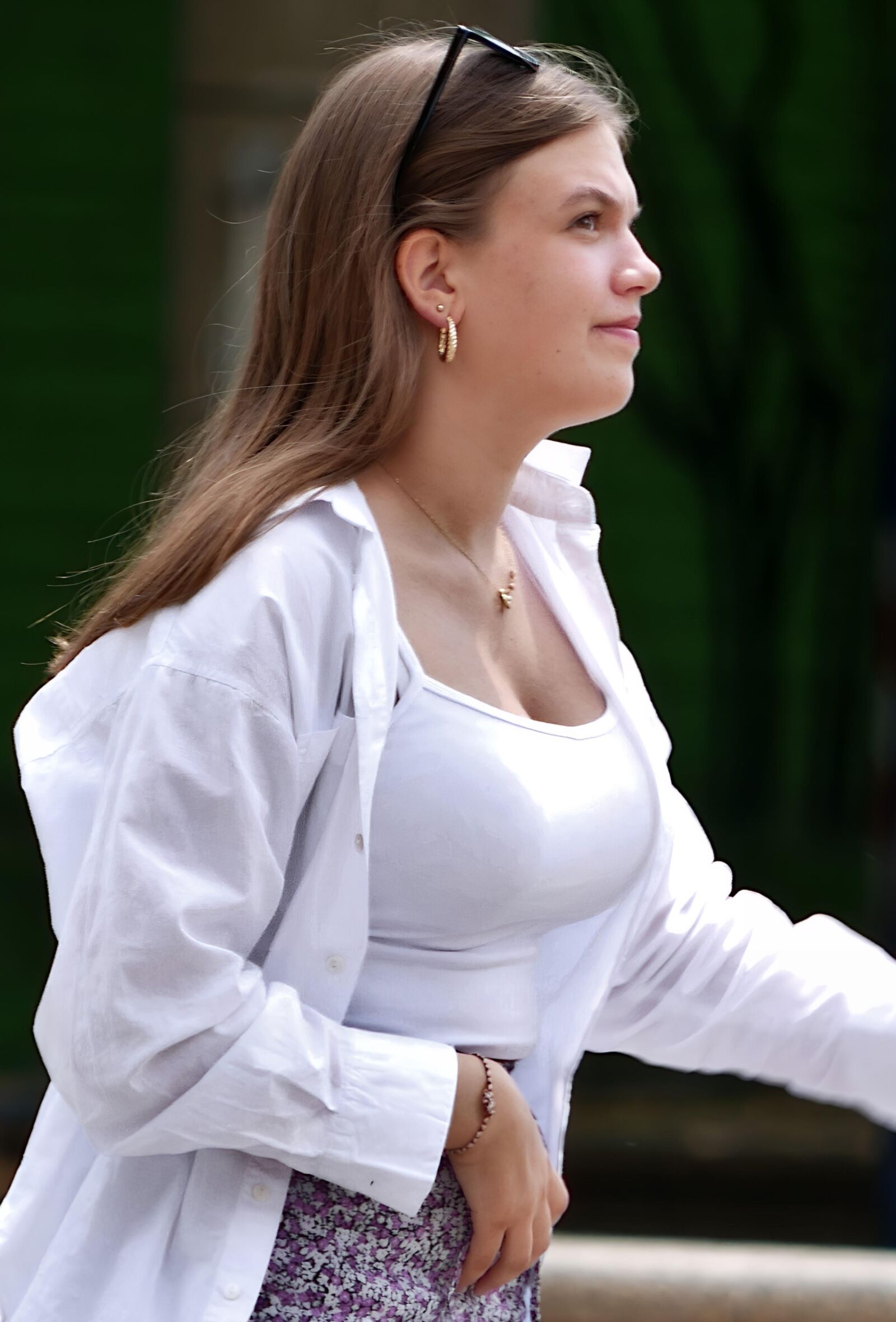 Уличные шлюхи, грудастые откровенные подростки и милхи