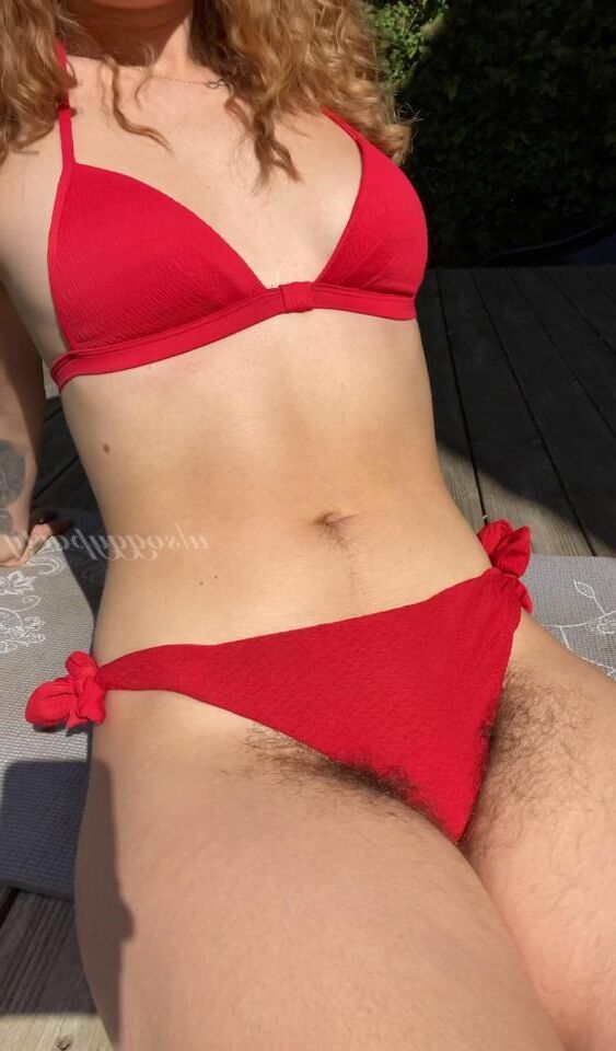 Hirsute de traje de baño