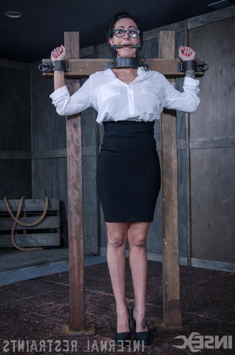 Chicas de bondage con gafas